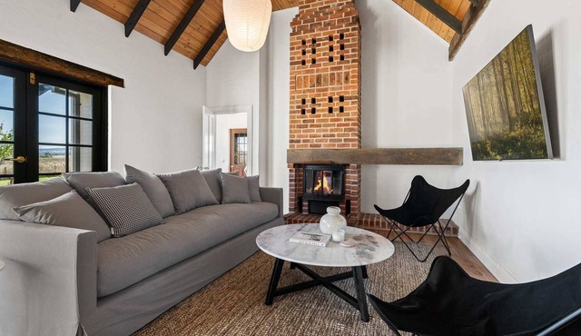 'Old Alloway'- 7 Bedrooms/Sleeps 17 -9mins to CBD