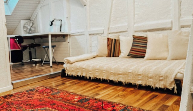 Old apartment in the heart of the city with terrace