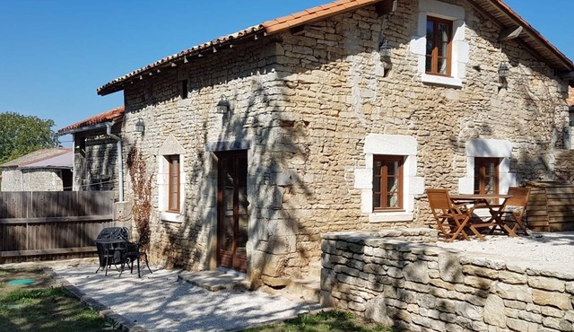 Old Atelier Gite: 4-Star Old Stone Cottage with Private Garden and Free Wi-Fi