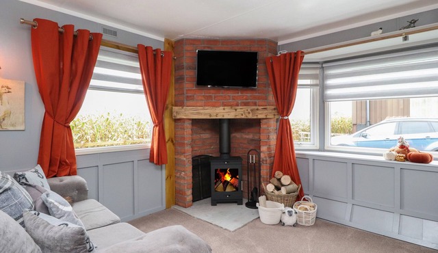 OLD BELL FARM, character holiday cottage, with open fire in Pilling