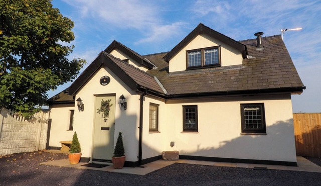 OLD BELL WORKS, pet friendly, character holiday cottage in Pilling