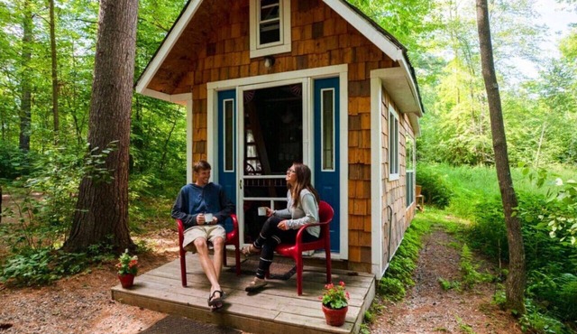 Old Blue Tiny House/bath house with breakfast/spa