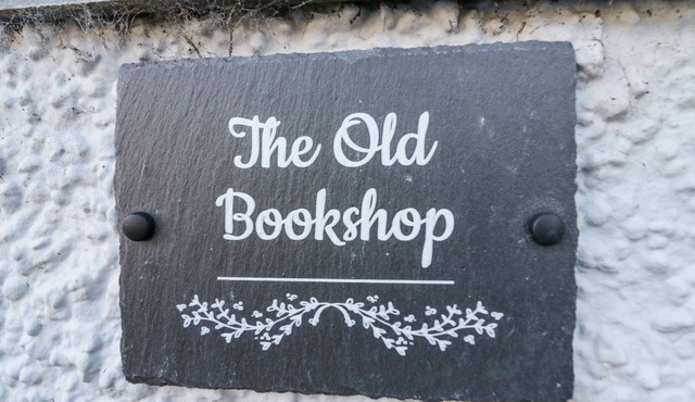 OLD BOOK SHOP, pet friendly, character holiday cottage in Cartmel