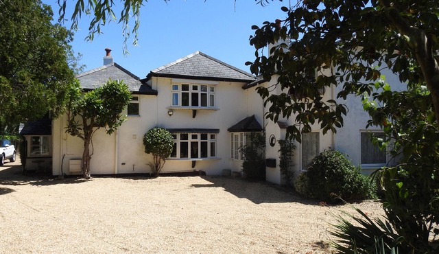 Old Bridge Cottage Sleeps up to 18 . Hot tub, sauna,pool. New Forest, beaches