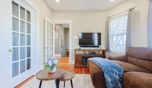 Old Brookline Charm 5 minLongwood In-Unit Laundry