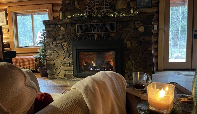 Old Canyon Lodge w/Hot Tub - Nearby Ski Park, Hot Springs, Pioneer Mtn, Bannack