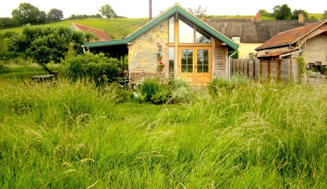 OLD CARY COTTAGE, pet friendly, character holiday cottage in Langport
