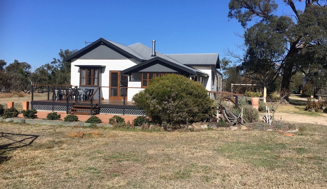 Old Caves House - Stanthorpe - Sleeps 9 Picturesque & quiet semi rural setting