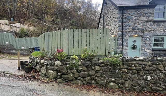 OLD CHAPEL HOUSE, pet friendly, with a garden in Llanfairfechan