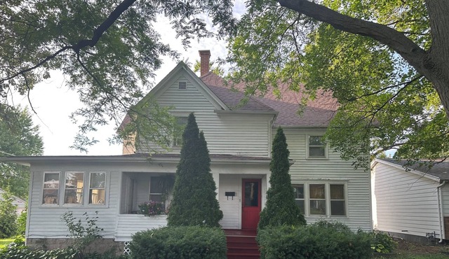 Old Charm Whitehouse in West Chicago