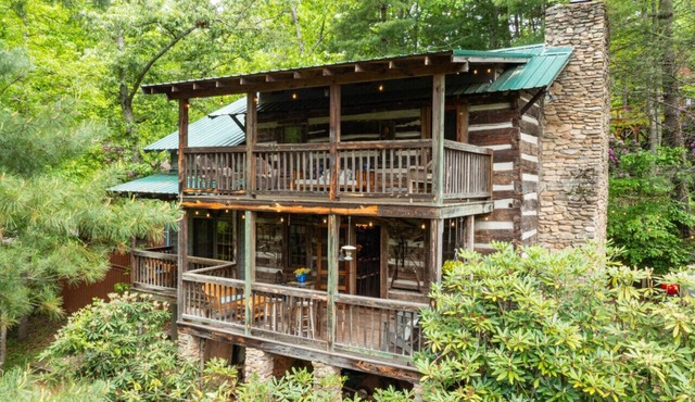 Old Chestnut Cabin; walk to Lake Junaluska