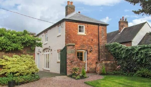 OLD CHURCH COACH HOUSE, family friendly in Church Leigh