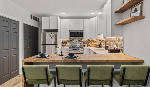 Old City 2 BR Near Historic Sites