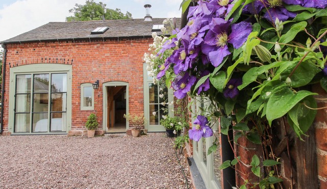 OLD COACH HOUSE, pet friendly, with open fire in Shrawardine