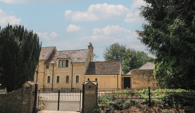 OLD COTTAGE HOSPITAL ANNEXE, family friendly in Burford