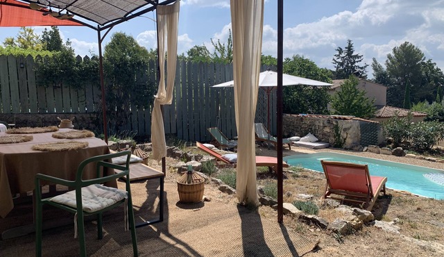 Old country house on a large plot of land in a quiet location 2km from the village of Fayence