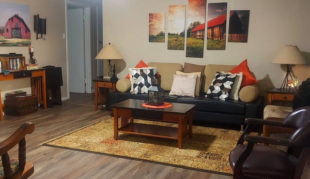OLD DALLAS INN Charming 4-bedroom house, LARGE Dog friendly Backyard