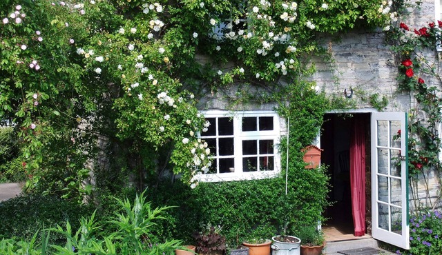 Old detached stone cottage in Shakespeare country