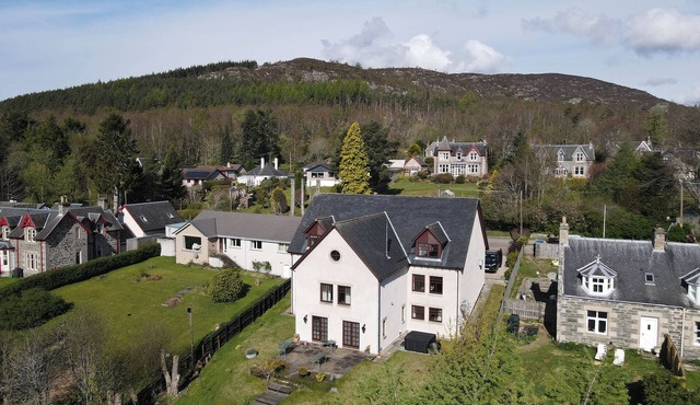 OLD DISTILLERY LODGE, pet friendly, with hot tub in Kingussie