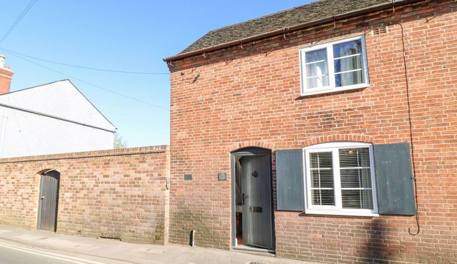 OLD END COTTAGE, romantic, with a garden in Ashbourne