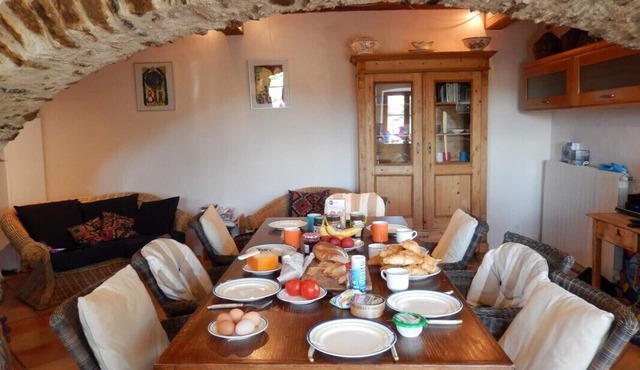Old farm, quiet in the mountains, with swimming pool.