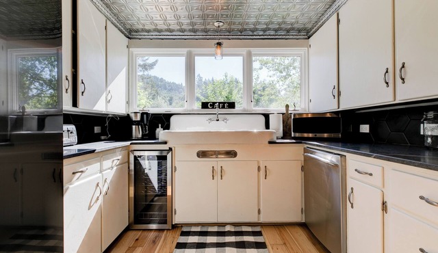 Old Farm: A Modern 5-bedroom Farmhouse on Vineyard