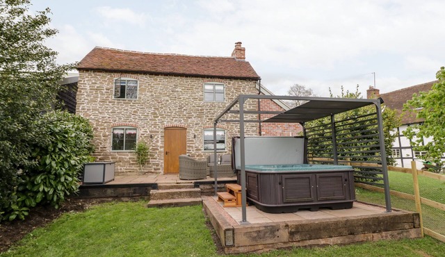OLD FARM COTTAGE, pet friendly, with hot tub in Tenbury Wells