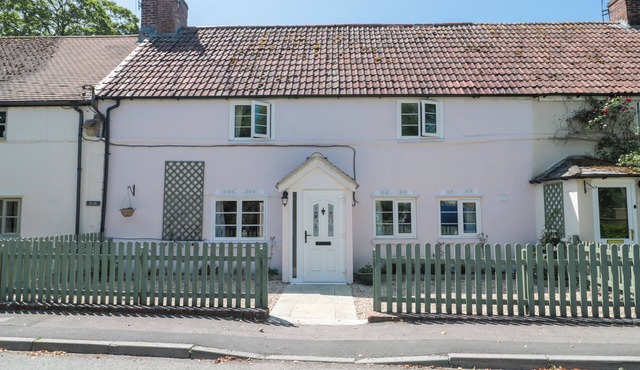 OLD FARM COTTAGE, pet friendly, character holiday cottage in Codford
