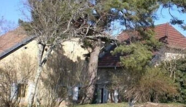 Old farm from Jura with individual entrance, for 5 persons. Quiet shaded village