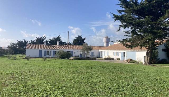 Old farm on one level in Noirmoutier - sleeps 13/19