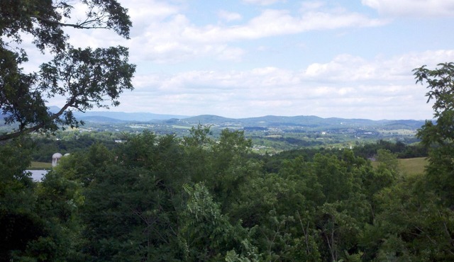 Old Farm Road. Spacious house on 10 acres only 1 mile from downtown Lexington