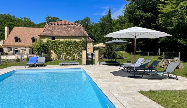Old farm surrounded by woods in Dordogne. Private swimming pool and tennis court