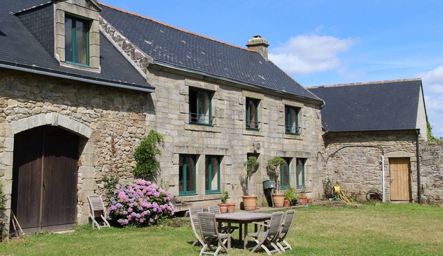 Old farmhouse close to Locronan, ideal family,