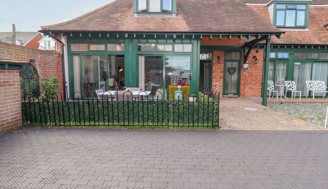 OLD FELIXSTOWE, BATH ROAD, pet friendly in Felixstowe, Suffolk