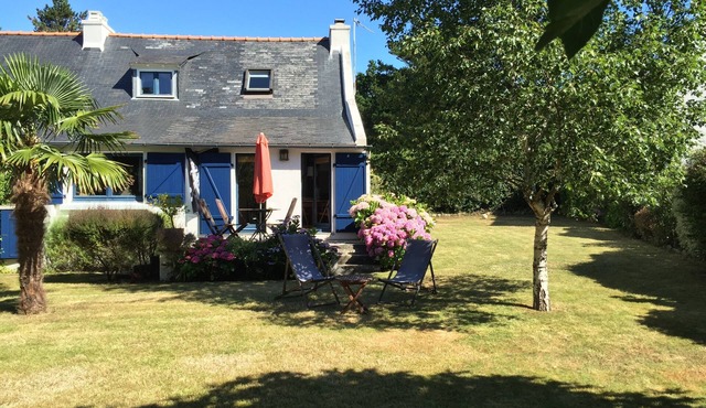 Old Fisherman's cottage with beautiful garden 150 m from the beaches of Concarneau