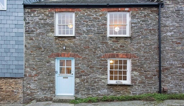 Old Fisherman's Cottage with Sun Deck Offering Sea Views of St Mawes Harbour