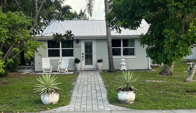 Old Florida 2-bedroom house Downtown Bonita Springs, 1 Block from Old 41