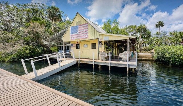 Old Florida bungalow on a tranquil Gulf Island Perfect for Couples or Anglers