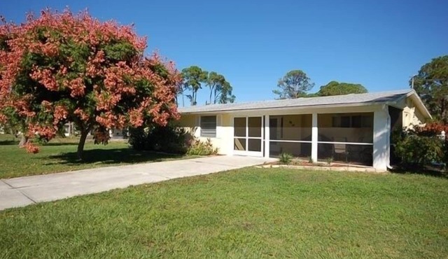 Old Florida Charm, quiet, close to beach and boat launch.