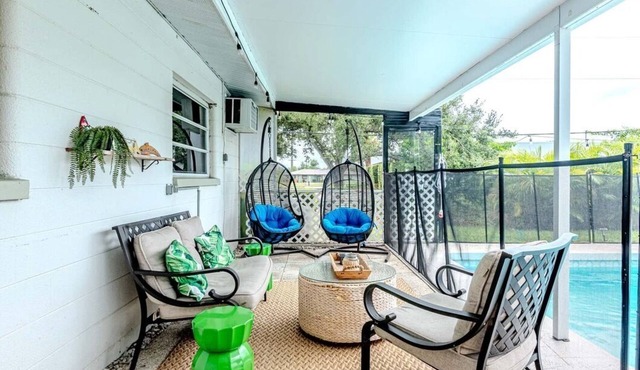 Old Florida Charmer in Venice, FL. Private Pool + King Bed+Parking for Boats/RVs