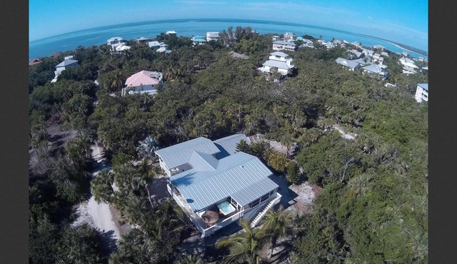 ‘Old Florida’ Cottage, 600 ft to beach, Fenced yard, pets, Peleton, BigGreen Egg