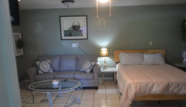 Old Florida, country cottage. Relax with nature on this 420friendly hobby farm.
