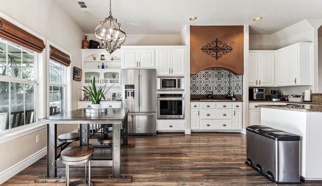 ¤ Old Folsom La Boheme Artist Retreat + Large Yard, Jacuzzi & Outdoor Shower ¤