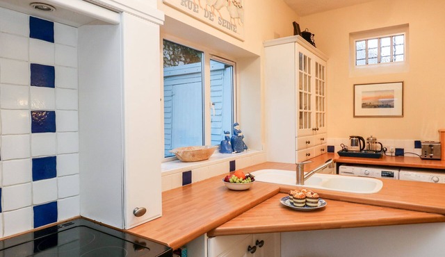 OLD GAOL COTTAGE, family friendly, with a garden in Cerne Abbas