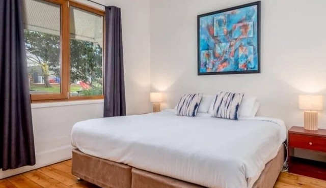 Old George · MèRose Place - Cottage on George