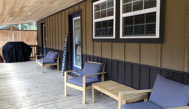 Old Glory Getaway-Cozy 2 bedroom cabin just 5 miles from Cumberland Falls!