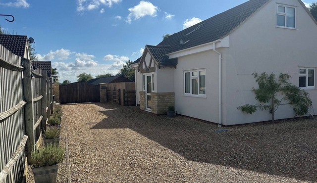 OLD GROOM'S COTTAGE, family friendly in Minster Lovell