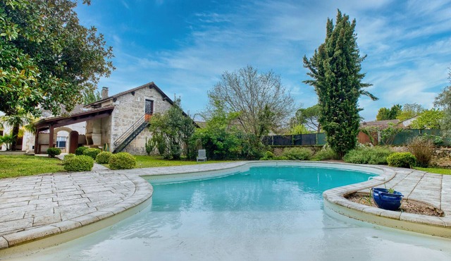 Old house with pool in the heart of Périgord