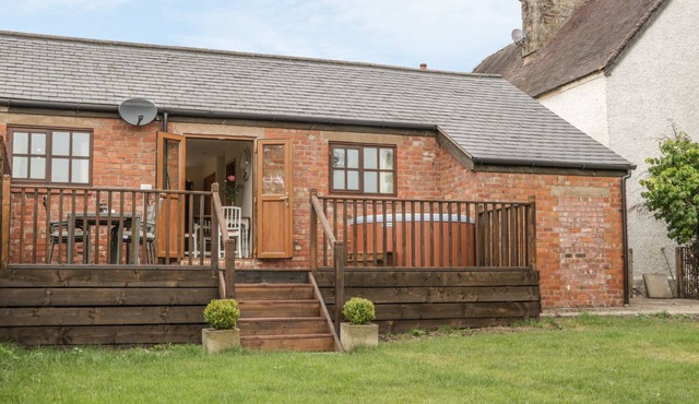 OLD HALL BARN 1, pet friendly, with hot tub in Church Stretton