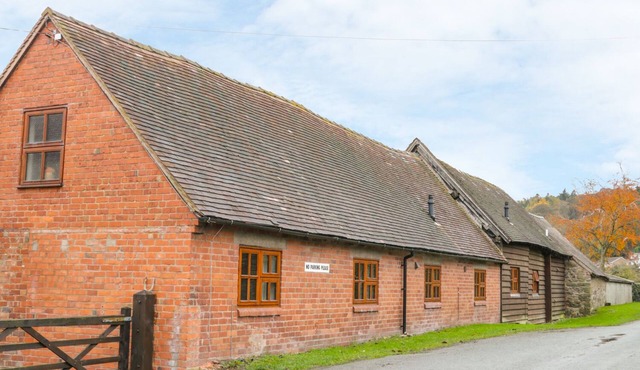 OLD HALL BARN 4, pet friendly, with hot tub in Church Stretton